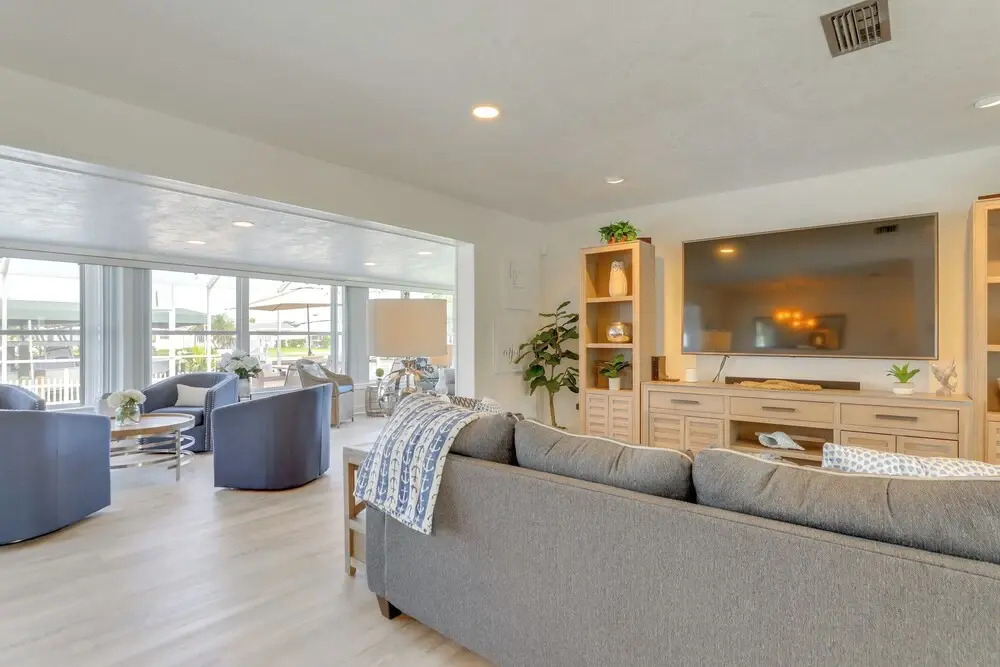 Canal-front Haven: Pool, Dock & Lanai in Palmetto