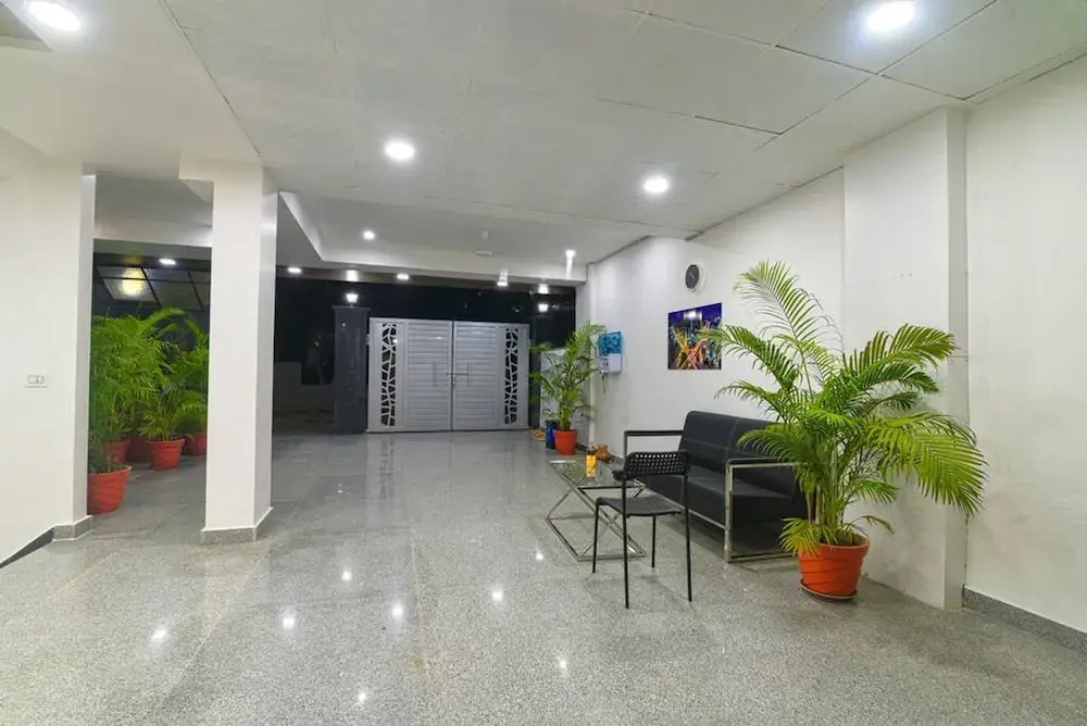 Studio Apartment With Patio gym Near Global Foyer