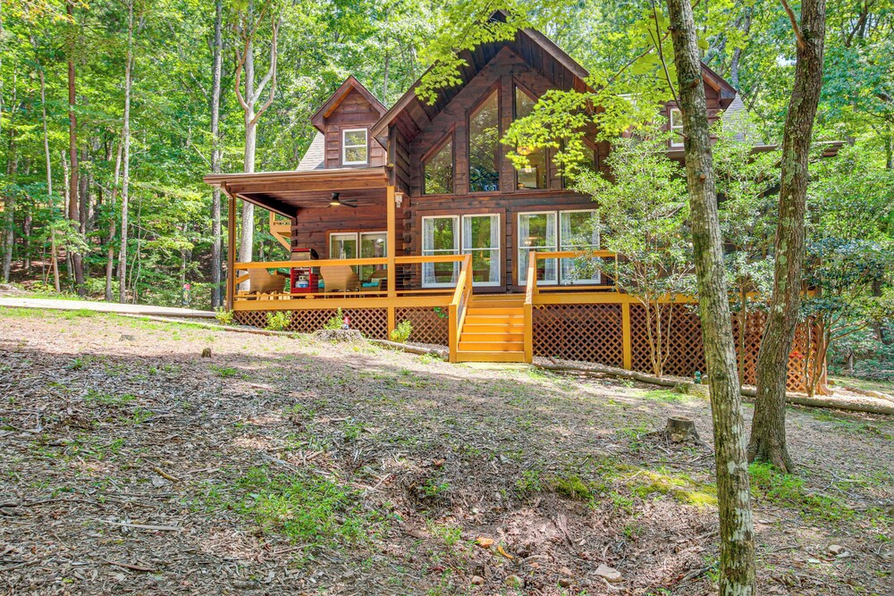 North Georgia Cabin w/ Hot Tub & Community Perks