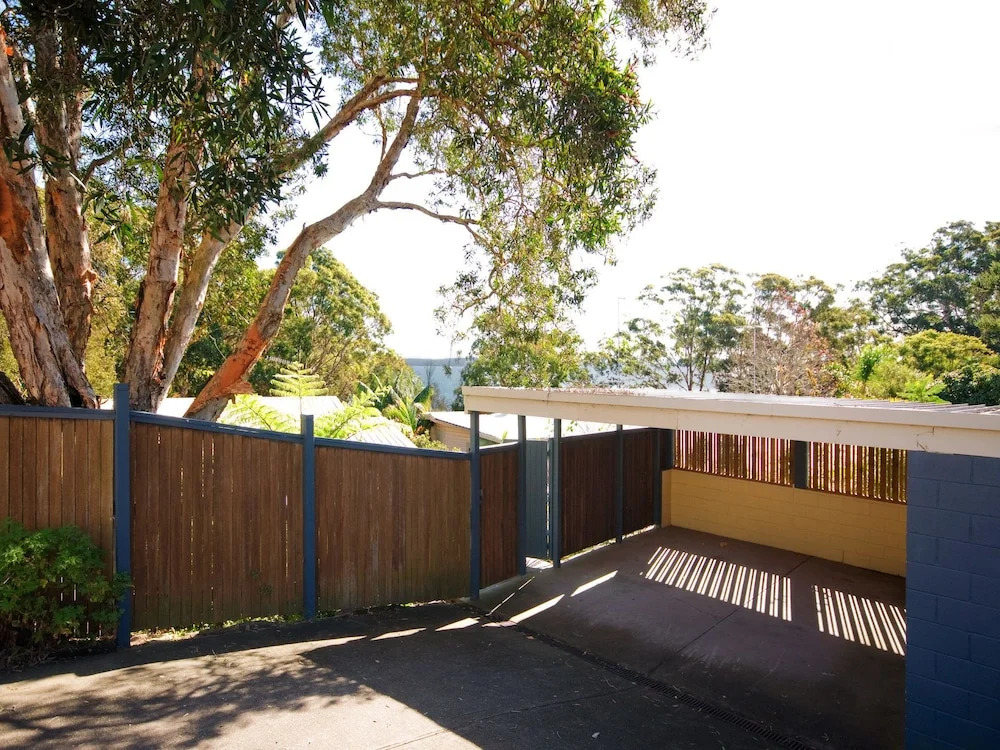 Baggies On Dutchies, 9 Burbong Street - Large pet friendly house with spectacular waterviews, Wi-Fi and air con