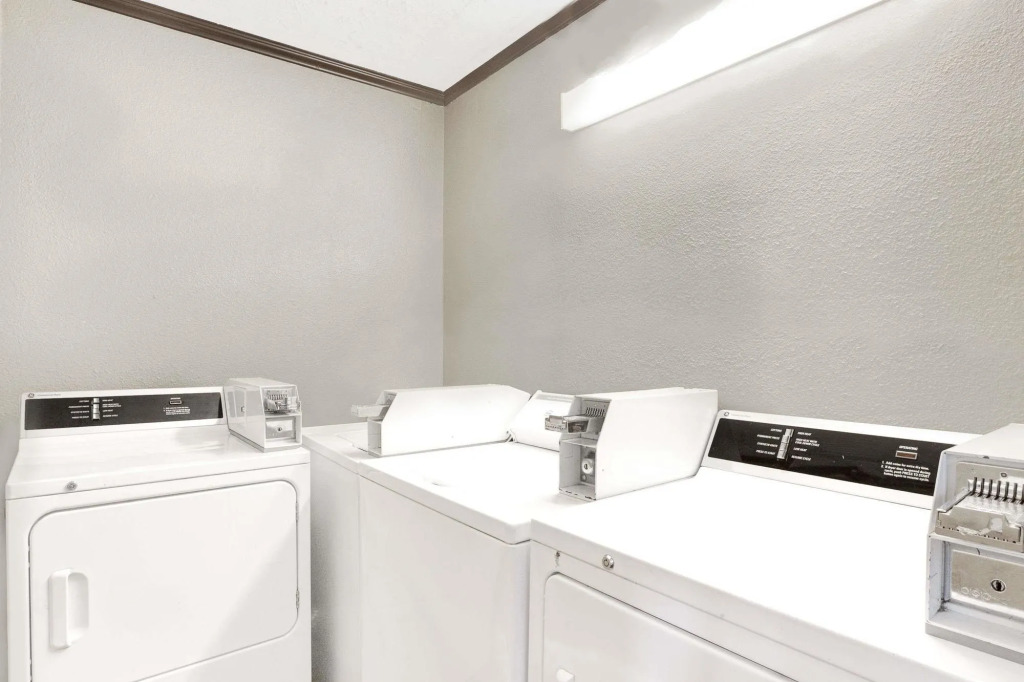 Days Inn & Suites - Sugar Land