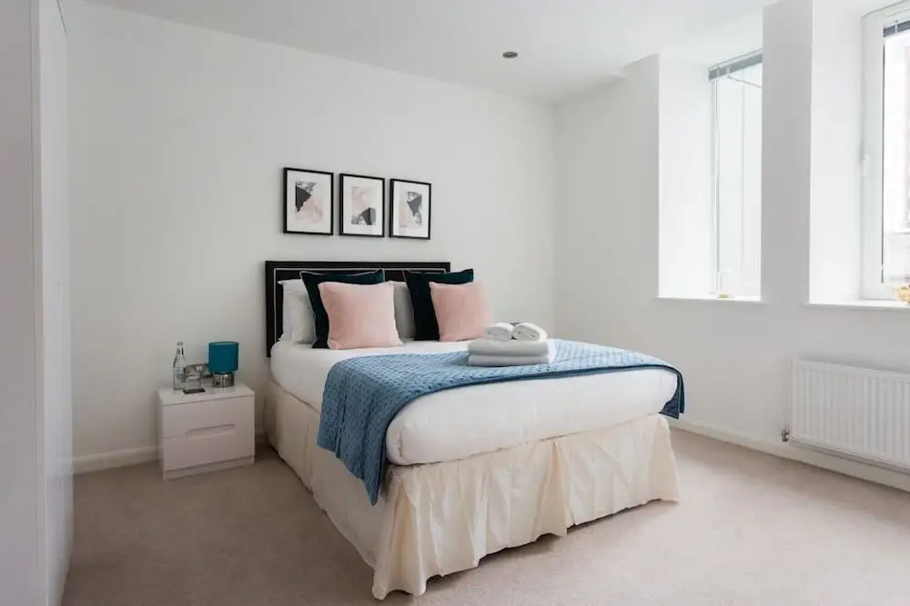 Flying Butler Croydon Apartment