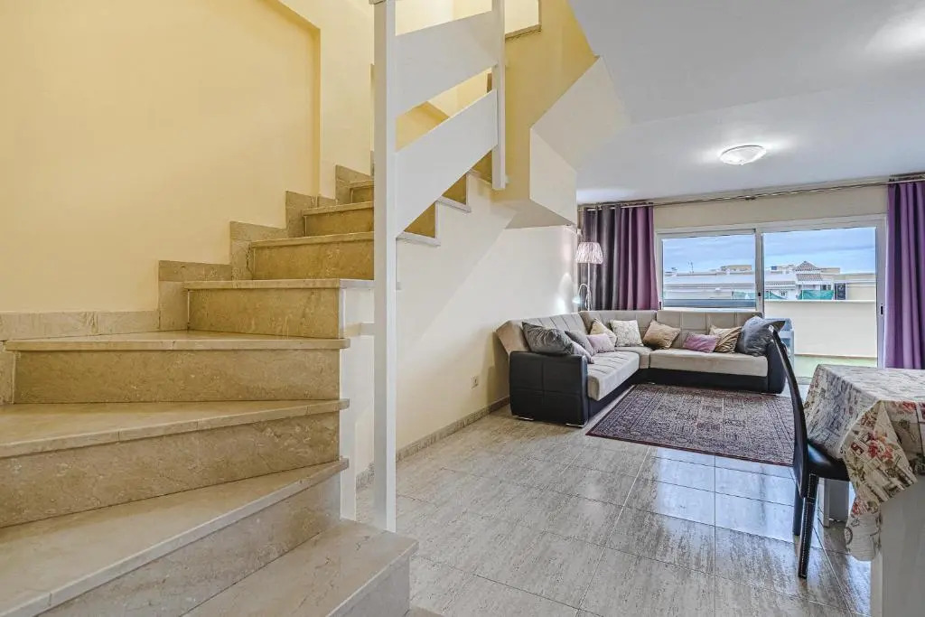 RED Large family apartment, three floors, 10 guests