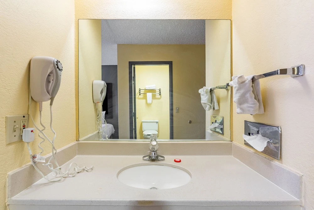 Rodeway Inn and Suites Airport Tulsa
