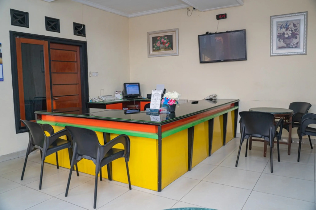 RedDoorz Plus @ Cibogo Puncak 3