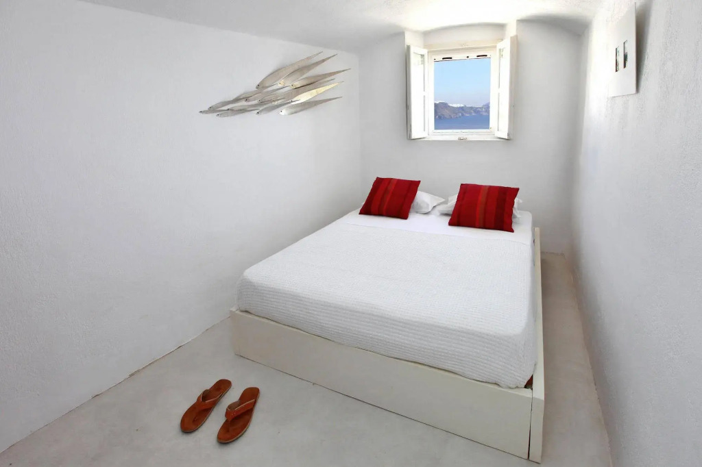 Menias Cave House