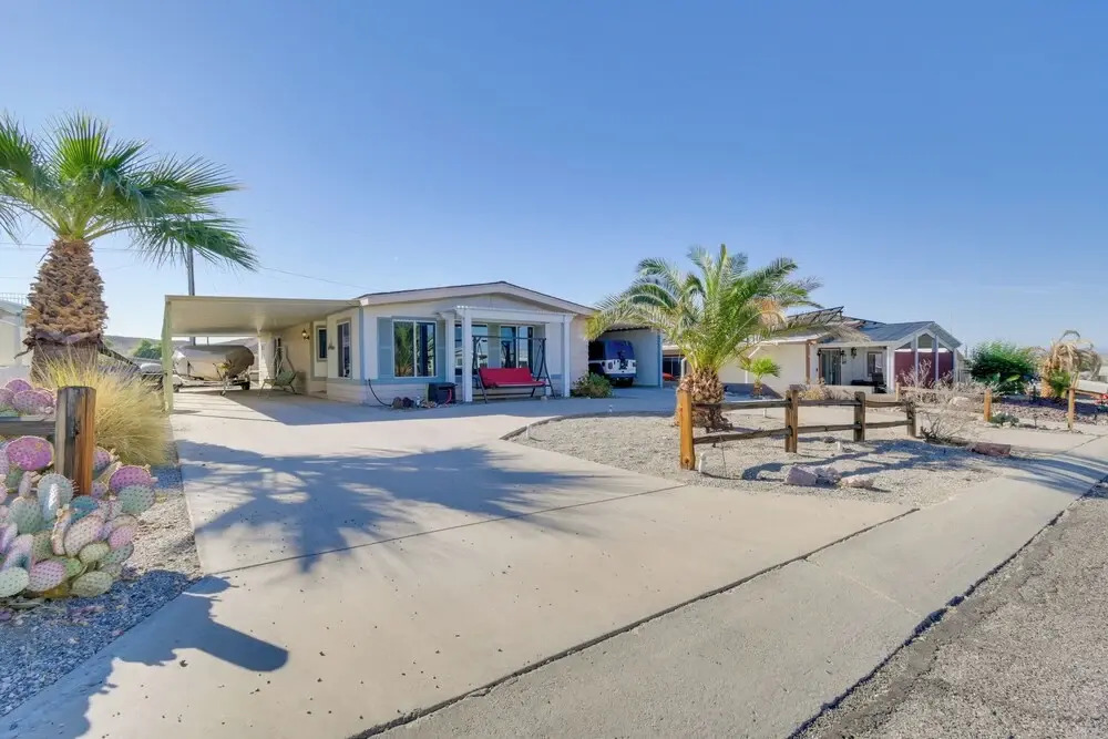 2 Mi to Lake Havasu: Pet-friendly Home w/ Grill!