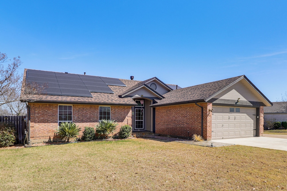 Hot Tub, Pool, & Fire Pit: Gorgeous Hutto Home