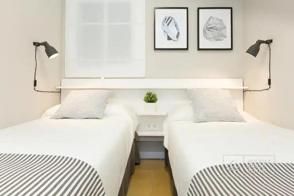 Cosy 3-bedroom apartment for 6-8 people just 50m from the beach