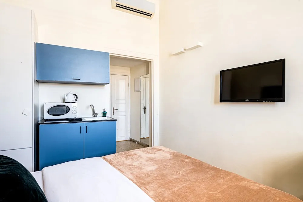 Pink & Blondie ApartHotel - by Loginn