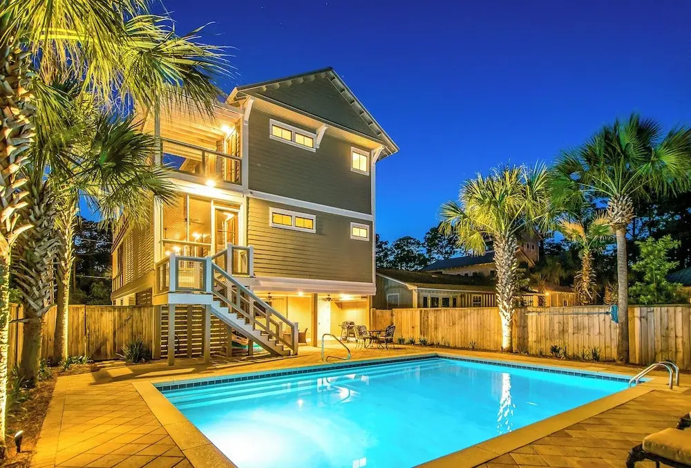 Large Private Pool & Short Walk to Beach! Outdoor Tv!!