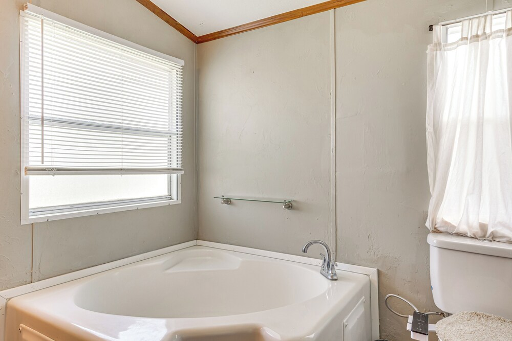 13 Mi to Okc: Edmond Home w/ Pool Access!
