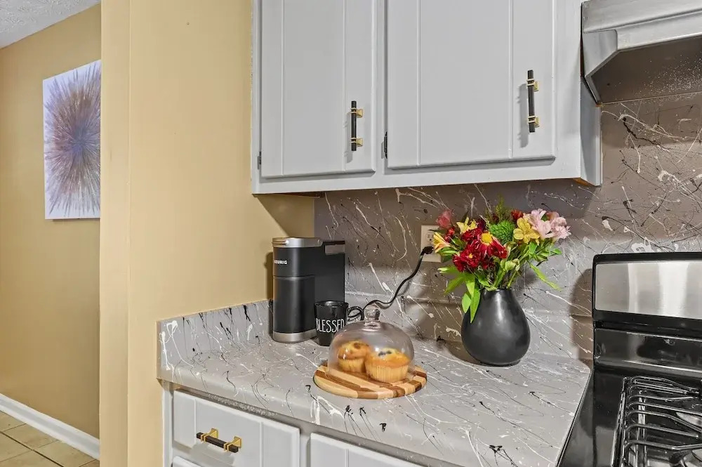 Serenity Landing - 5 Minutes to Airport - Sleeps 6