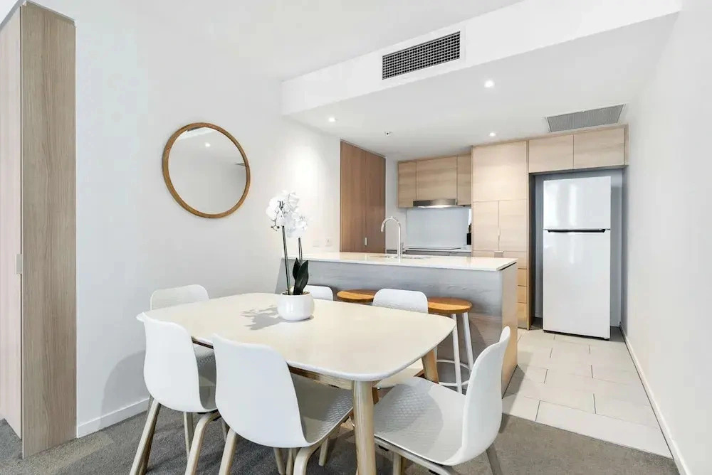Elegant 2-bed With Stunning Views, Pool, Bbq, Gym