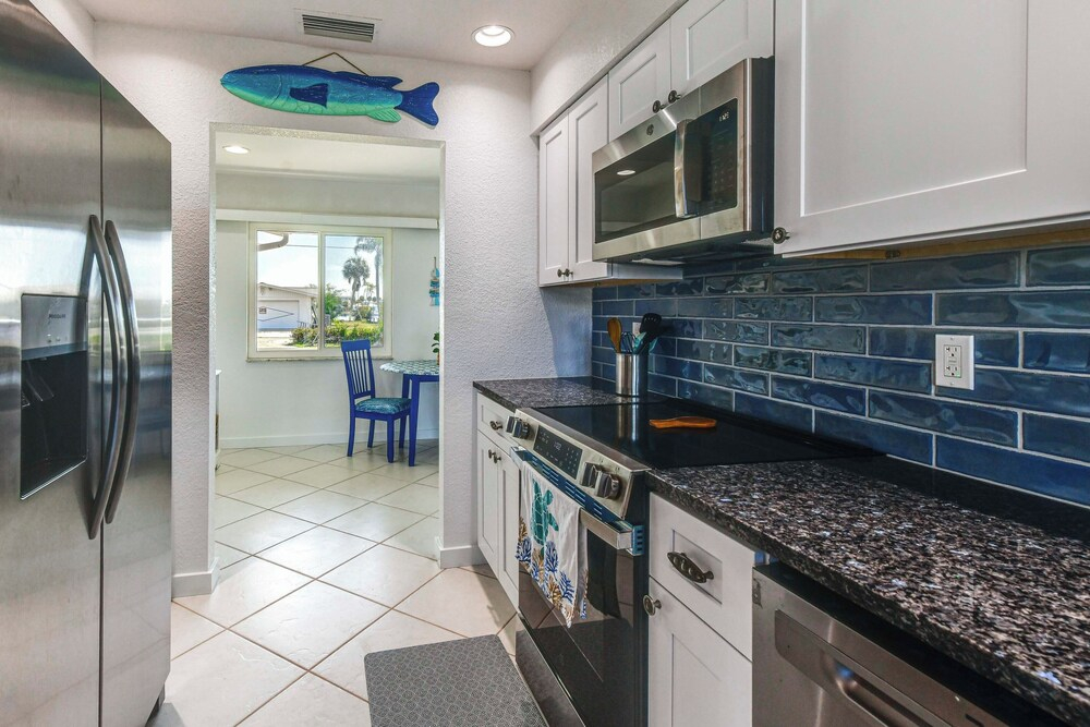 2 Mi to Englewood Beach! Home w/ Private Dock
