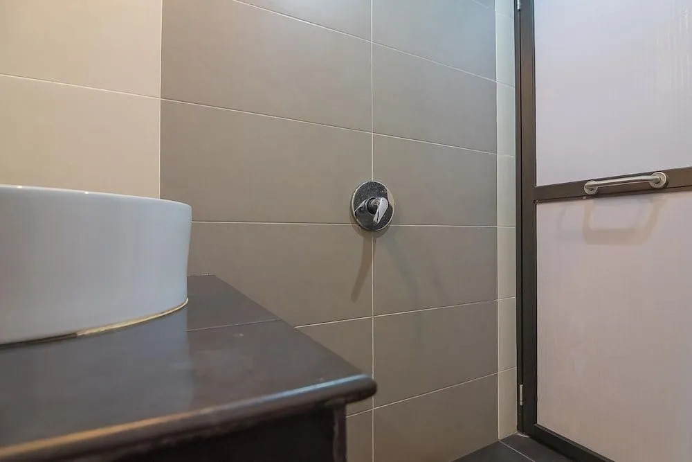RedDoorz Premium near Harbour Bay Mall Batam 2