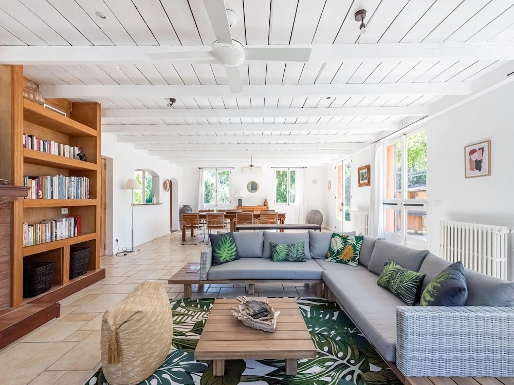 Lavish Holiday Home in La Croix-valmer With Swimming Pool
