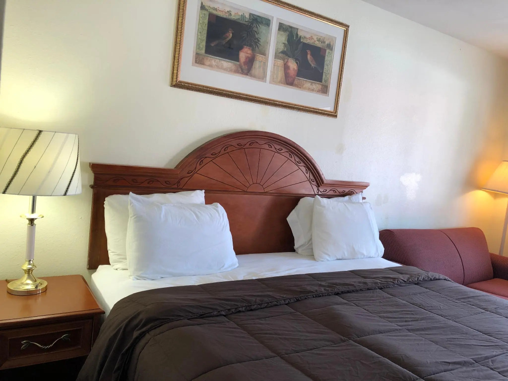 Ozark Inn & Suites