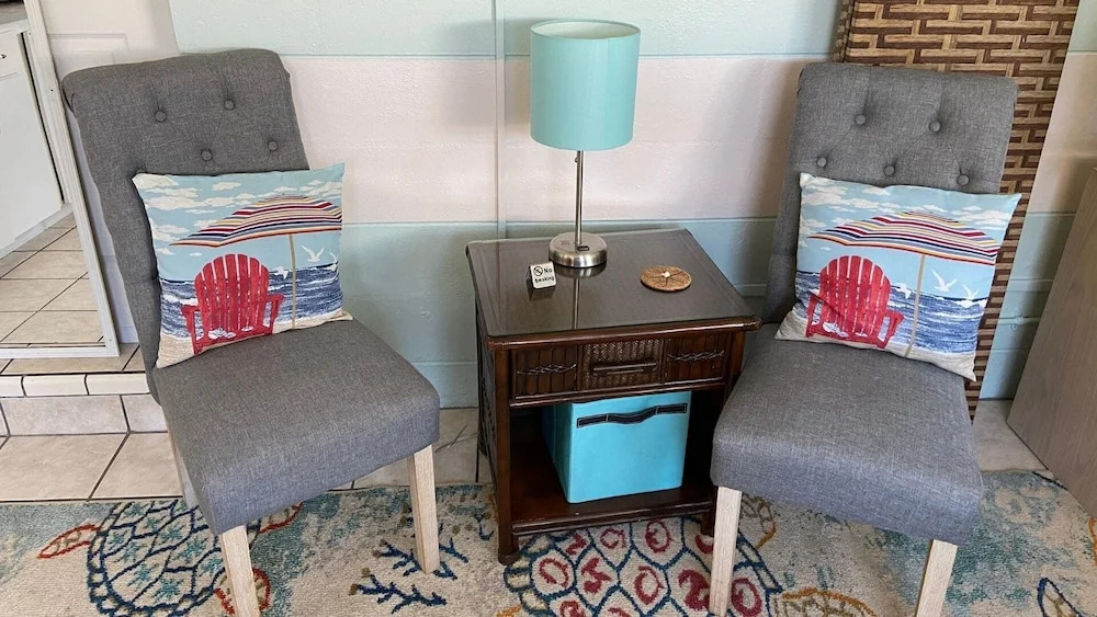 Hibiscus Retreat - Cozy Studio Close to Beach- Shared Hot Tub