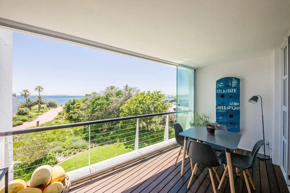 Wonderful Secure Apartment Walking Distance to Waterfront African Anchor