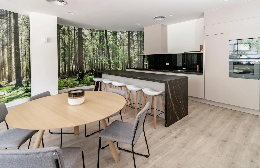 Inf4.2m- Modern City Apartment, Families Only