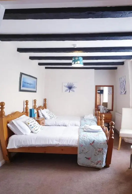 Jolly Sailor Inn - THE OLDEST PUB IN LOOE - Family run and full of charm and character