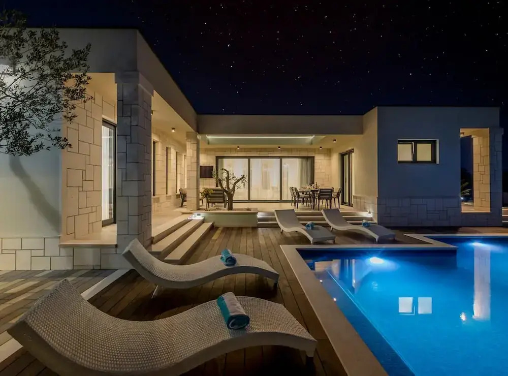 Sophisticated Oasis Residence Villa with Pool