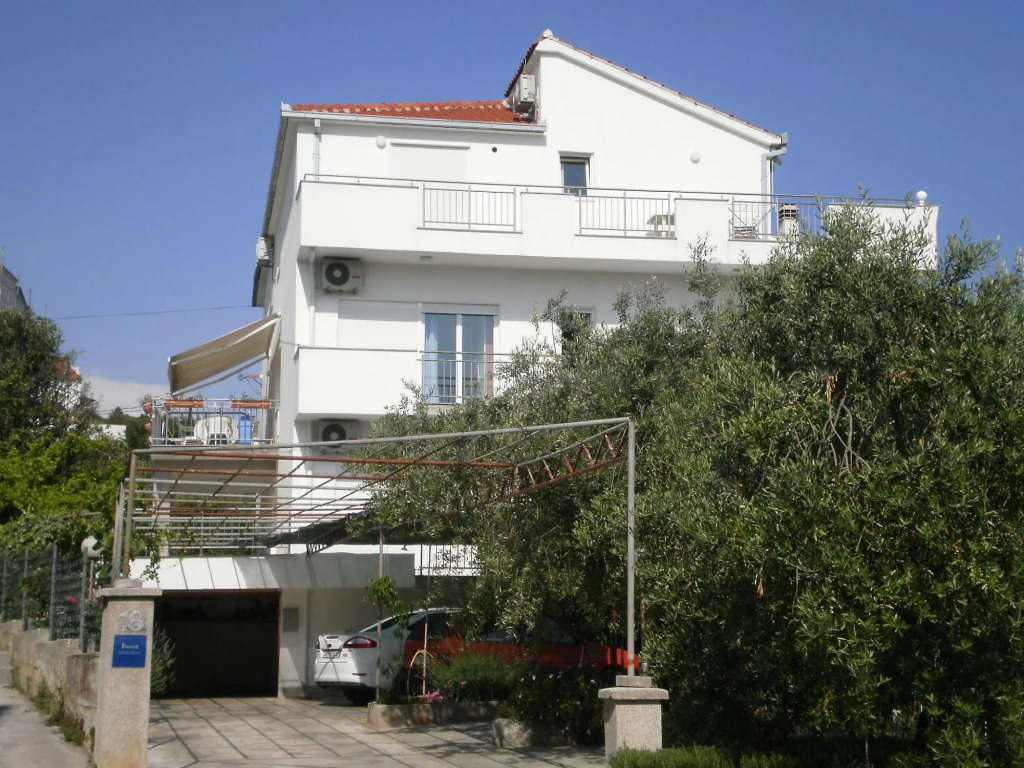 Ljuba - Nice Garden - A4