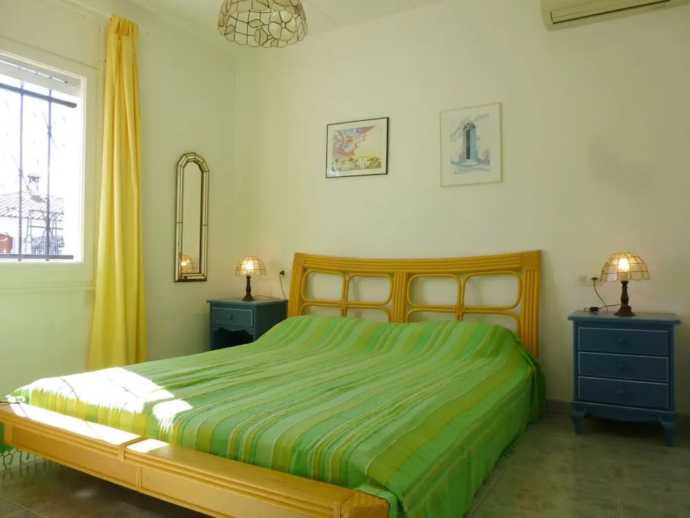 holiday house in Empuriabrava with private pool and mooring