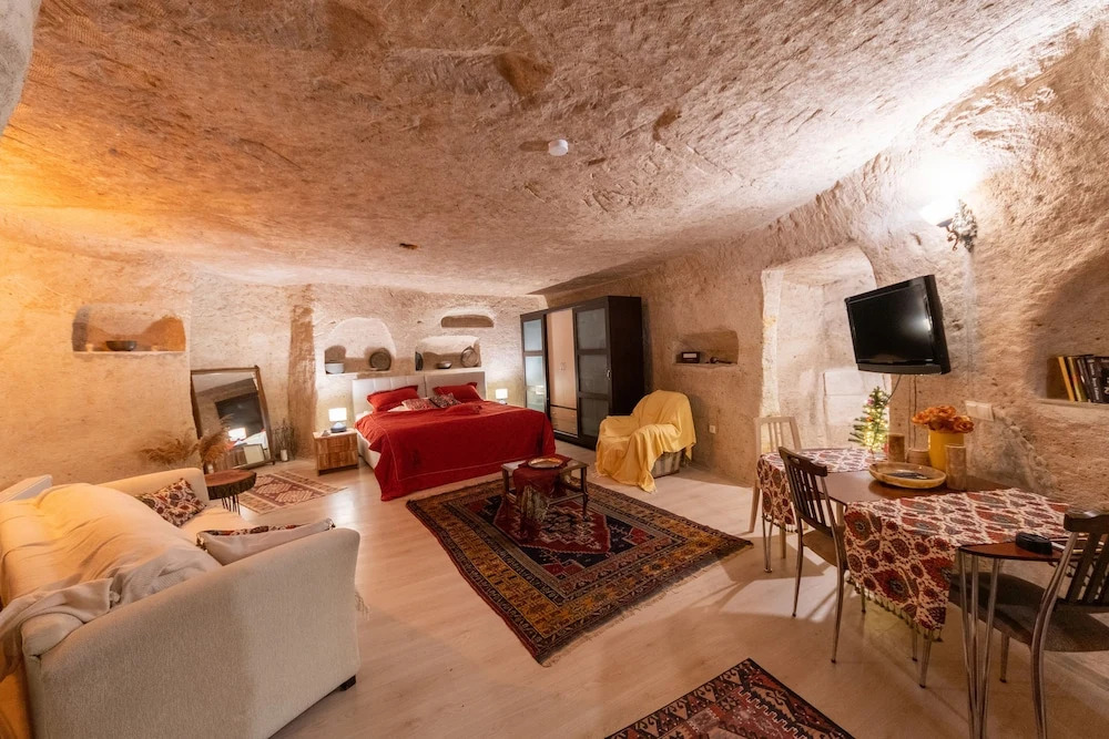 DEEP CAVE House