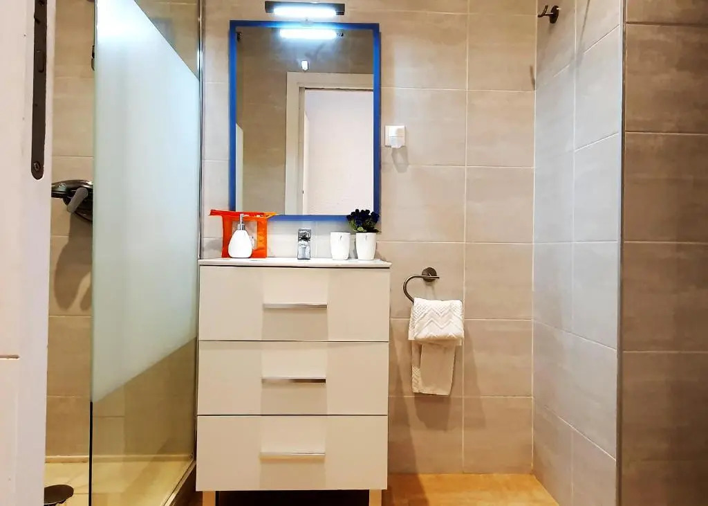 Skol 427 Spacious 1 Bedroom Apartment with Sea Views