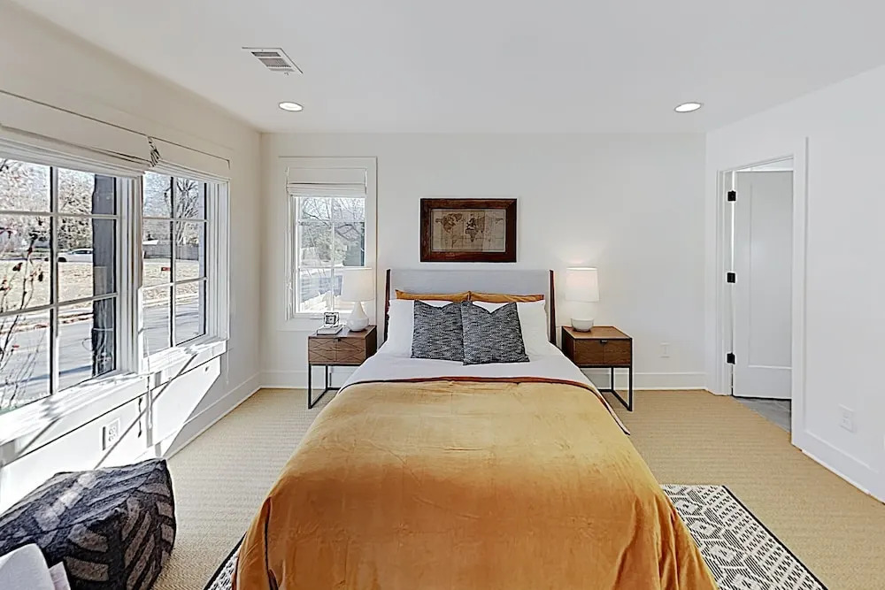 New Listing! Stylish All-suite End Unit W/ Garage 3 Bedroom Townhouse