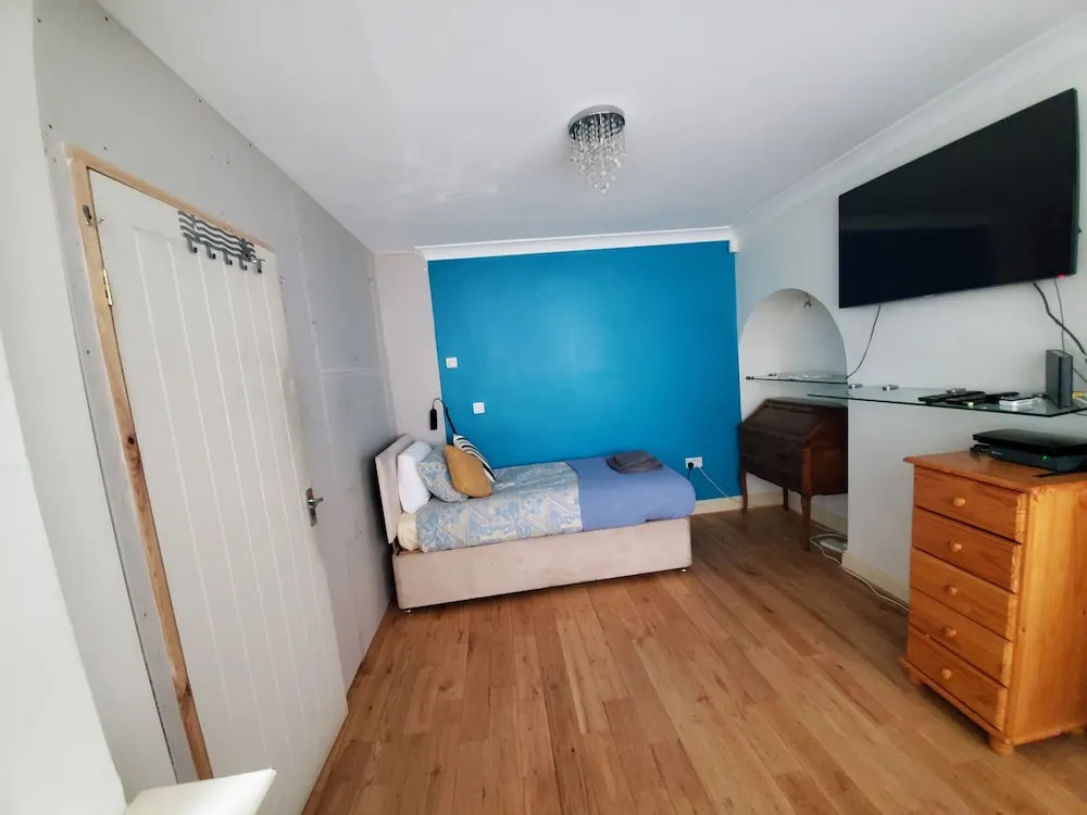 Stylish 3 bed house with Garden Free Parking