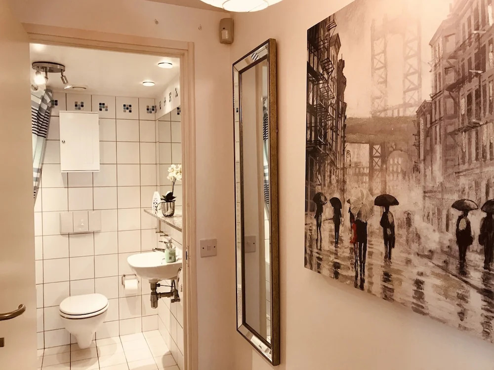 2 Bedroom Luxe Dockland Apartment with Parking