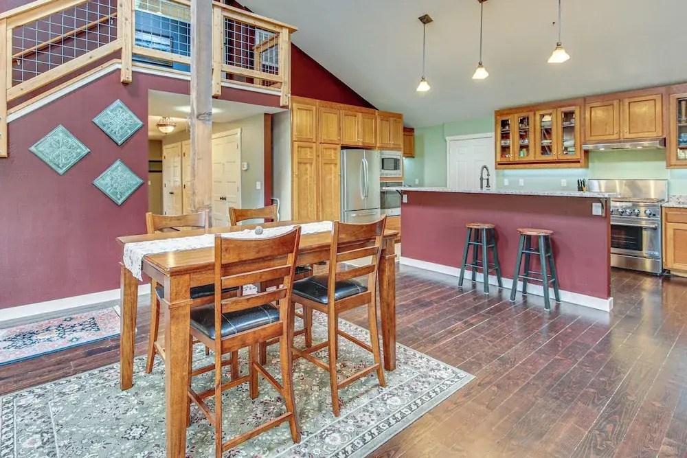 Hikes & Apples: Renovated Farmhouse in Gig Harbor!
