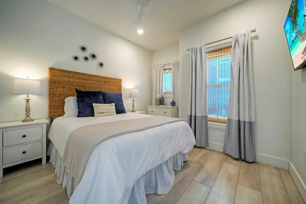 Luxury 4bdr Beach Retreat w/ Private Pool Walk to Dining + Shops Shore Thang