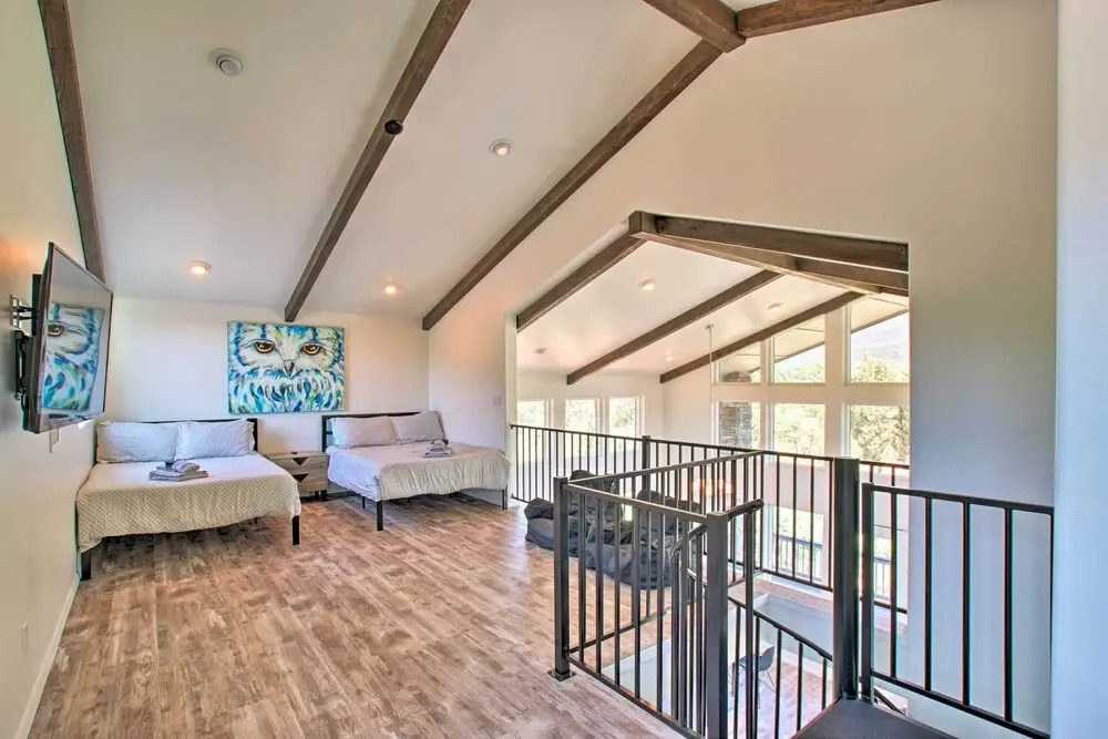 Mountain View Modern Cabin: Luxury Pine Home!