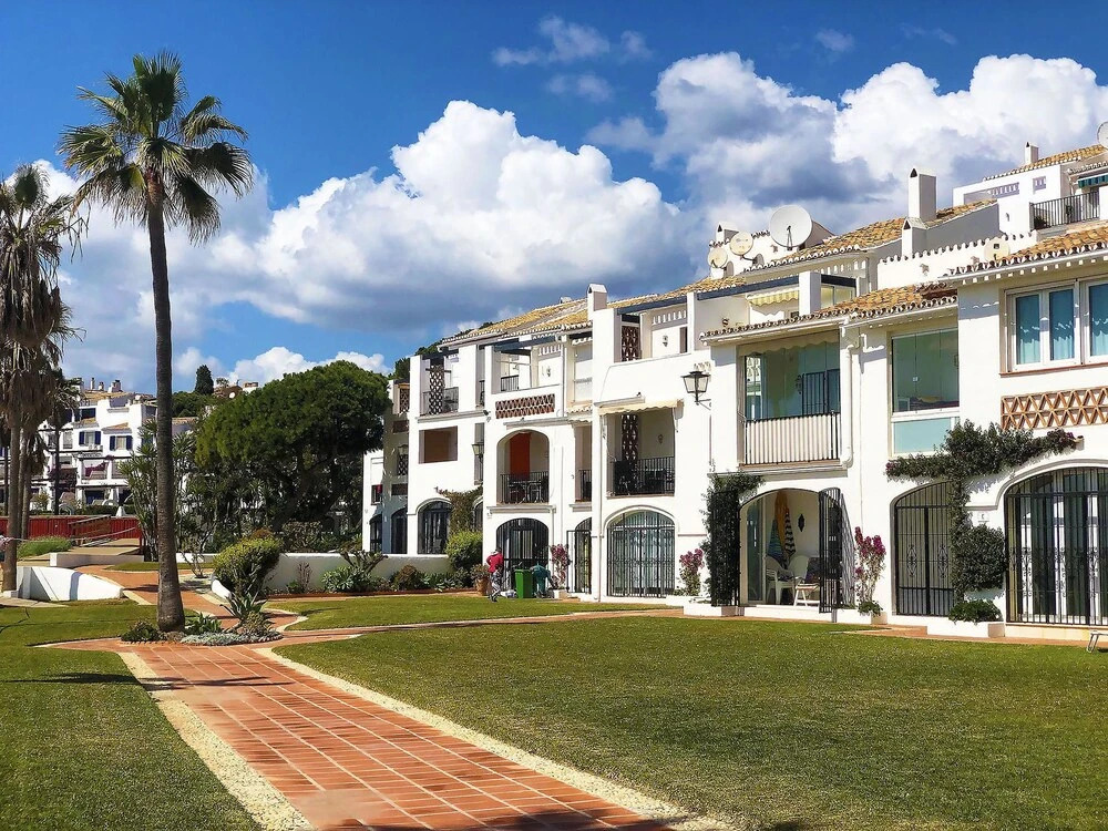 Dona Lola Micaela - fully equiped 1 bedroom ground floor beach front apartment with direct access to the beach of Calahonda CS155