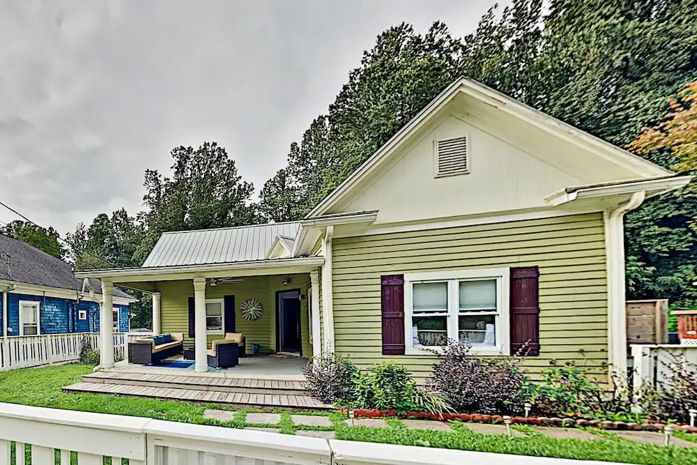 The Lime House W/ 2 Kitchens & Large Fenced Yard 4 Bedroom Home
