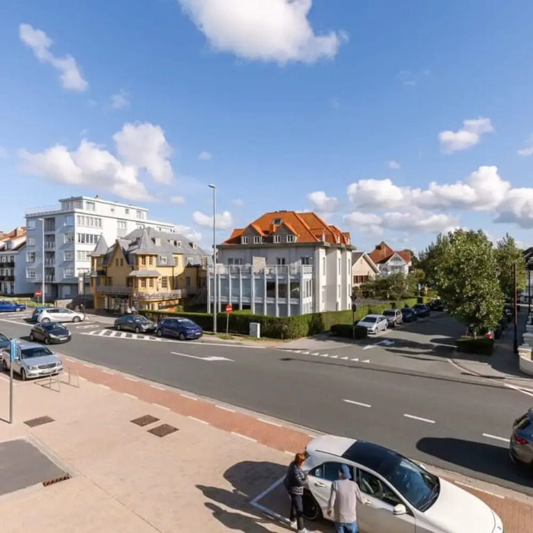 Beautiful and Authentic Apartment Nearby the Beach