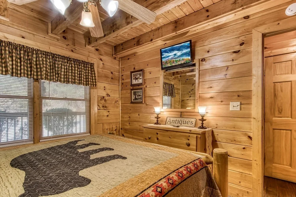 Er 256 - Smoky Mountain Top Great Location - Close To Town! 3 Bedroom Cabin by RedAwning