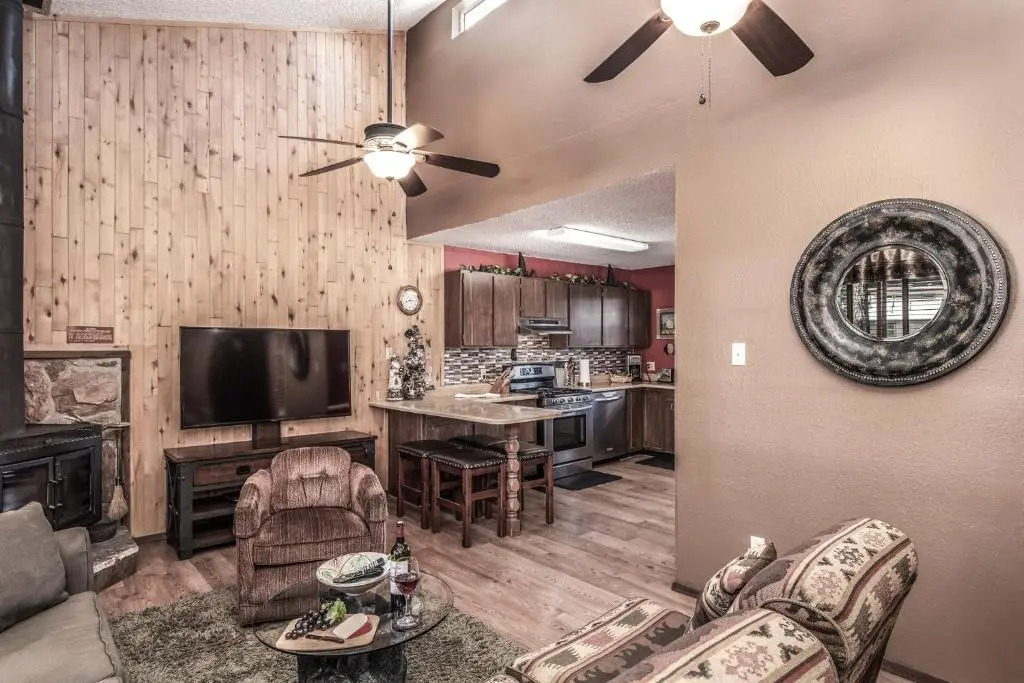 Fox Hollow Condo #08, 2 Bedrooms, Sleeps 6, Wood Stove, Barbecue
