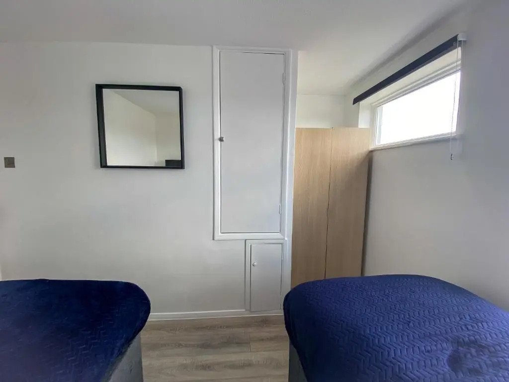 OnSiteStays - Ideal Long Term Retreat, 2-Br House with Conservatory, Parking & Wi-Fi