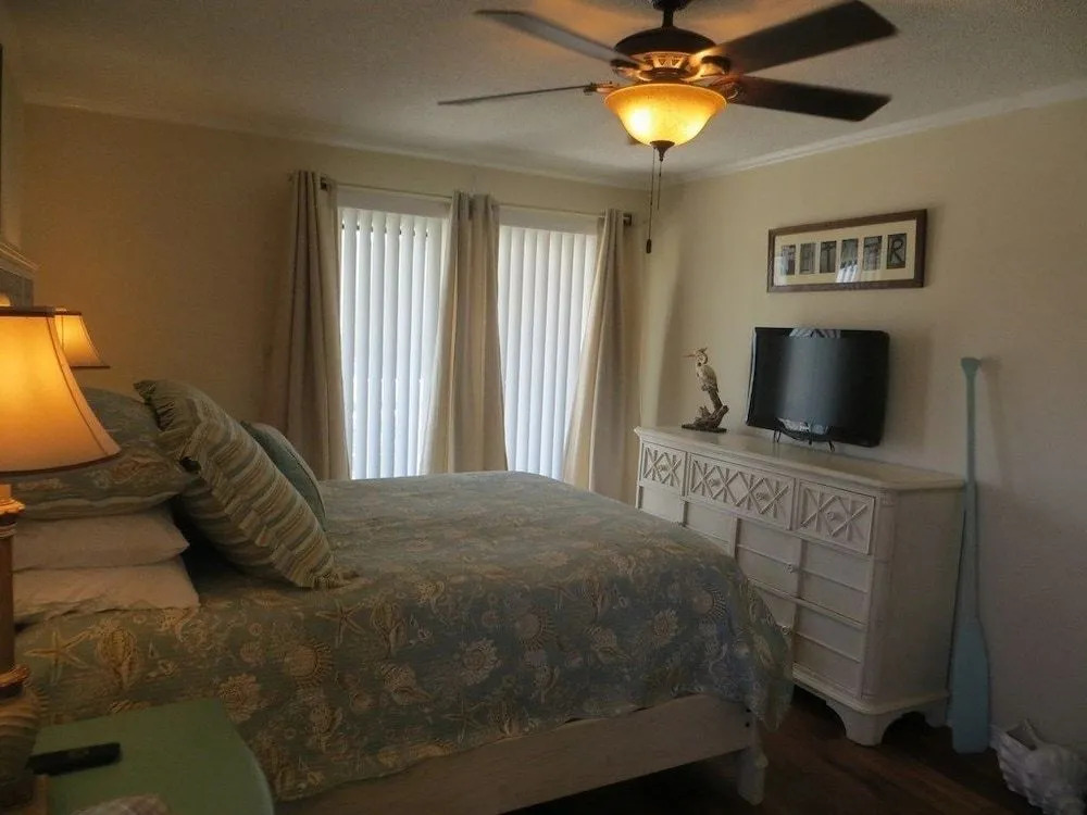Romar Village 112 - 2 Br condo by RedAwning