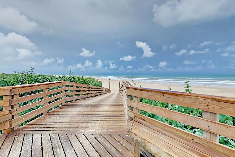Modern Beach W/ Gourmet Kitchen & 2 Pools 3 Bedroom Home