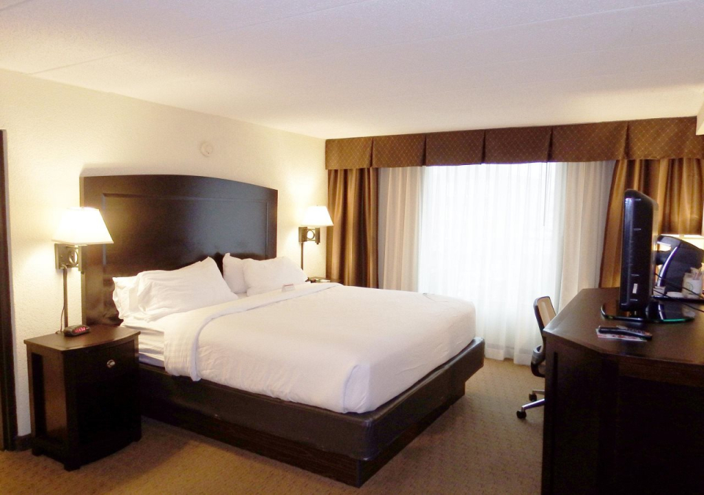 Holiday Inn and Suites Charleston West by IHG