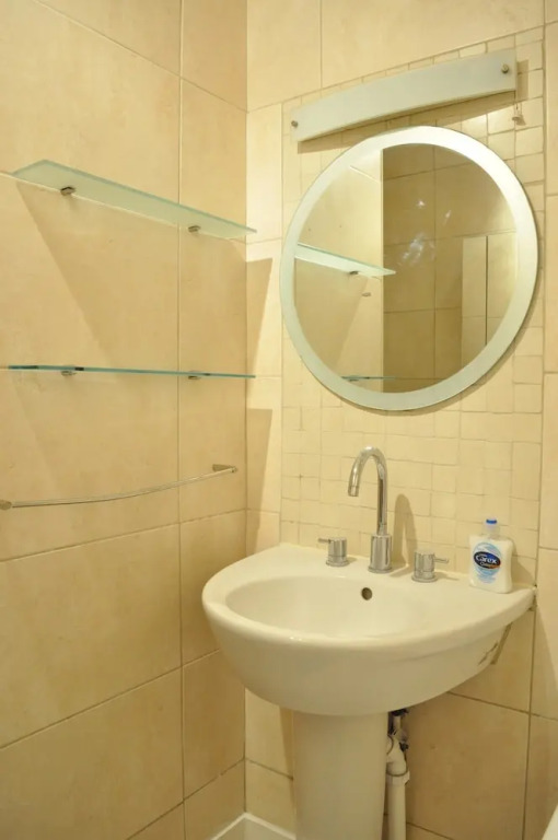 Spacious 2 Bedroom Home In Kensington