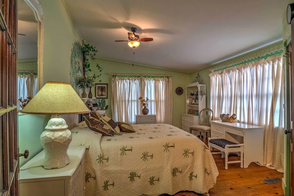 Russellville House w/ Garden - Walk to Main Street