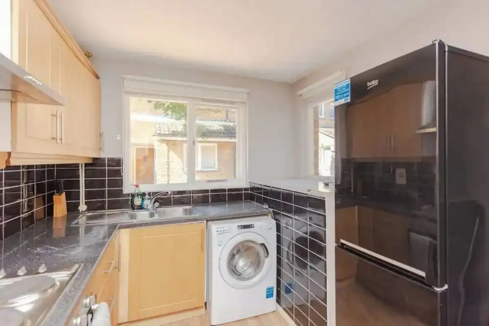 Lovely 4 Bed House w Garden, 1 Stop to Waterloo