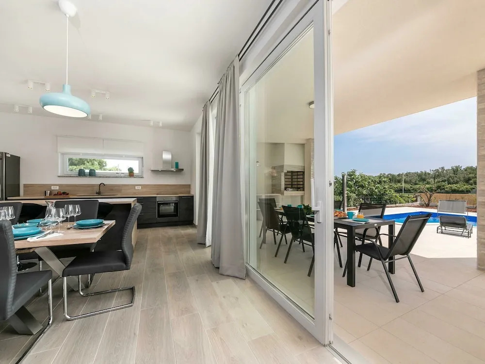 Detached Villa With Private Swimming Pool, 1.5 km From the Beach and 4 km From Pula
